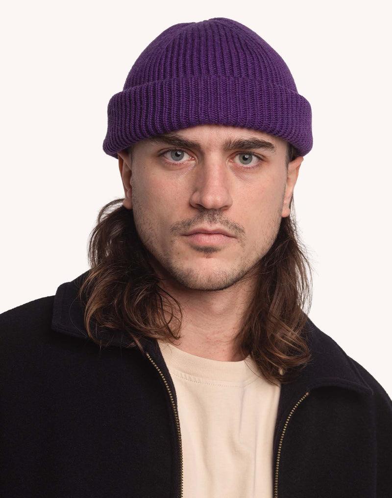 OLOW Falco Merinowoll-Beanie in Violett am Model – Vorderansicht